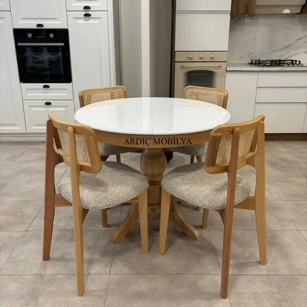 İstanbul’da yuvarlak yemek masası ve hasır detaylı ahşap sandalye takımı modern mutfak dekorasyonu