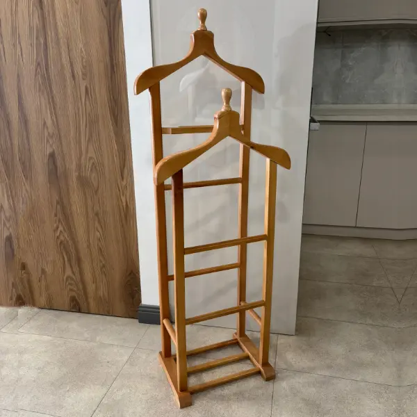 Dilsiz uşak çeşitleri ahşap ve modern elbise askılığı modelleri kıyafet düzenleyici